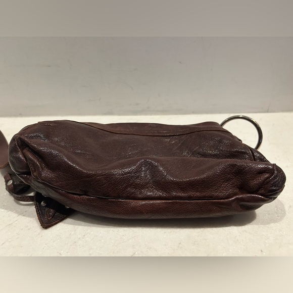 Beautiful vintage brown leather MIU MIU bag. Long brown strap. Zipper closure - Picture 8 of 14